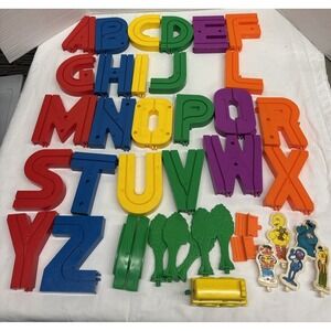 VTG 1988 Playskool Sesame Street Alphabet Roadway Train Set Signs Bench Bus Read